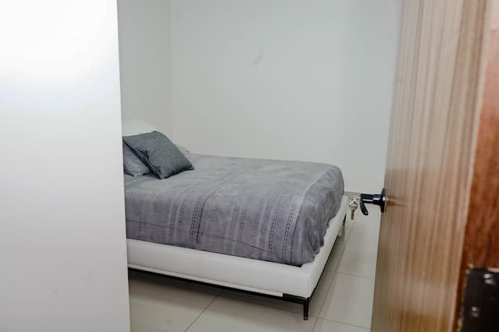Meka ambijentalna rasvjeta i opuštajući tonovi dekoracije pozivaju vas da za sobom ostavite dnevne brige i uronite u stanje mira i tišine.