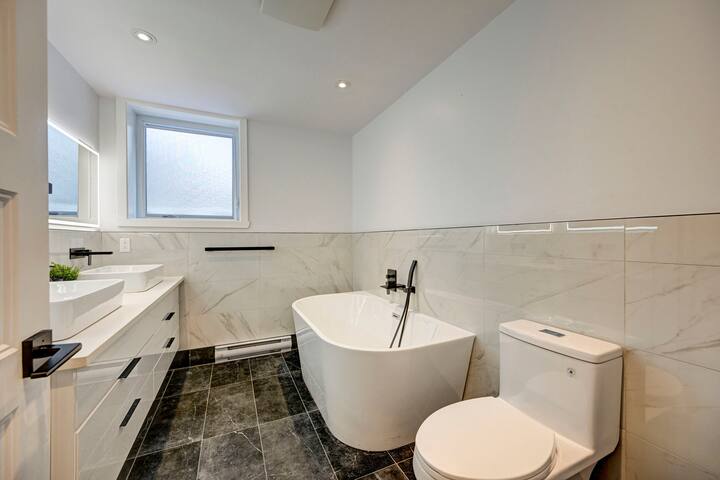 Stylish 3BR, 2BA Urban Stay gallery image 5