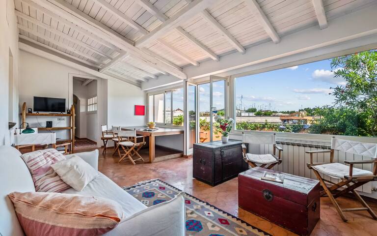 Trastevere penthouse with double exposure