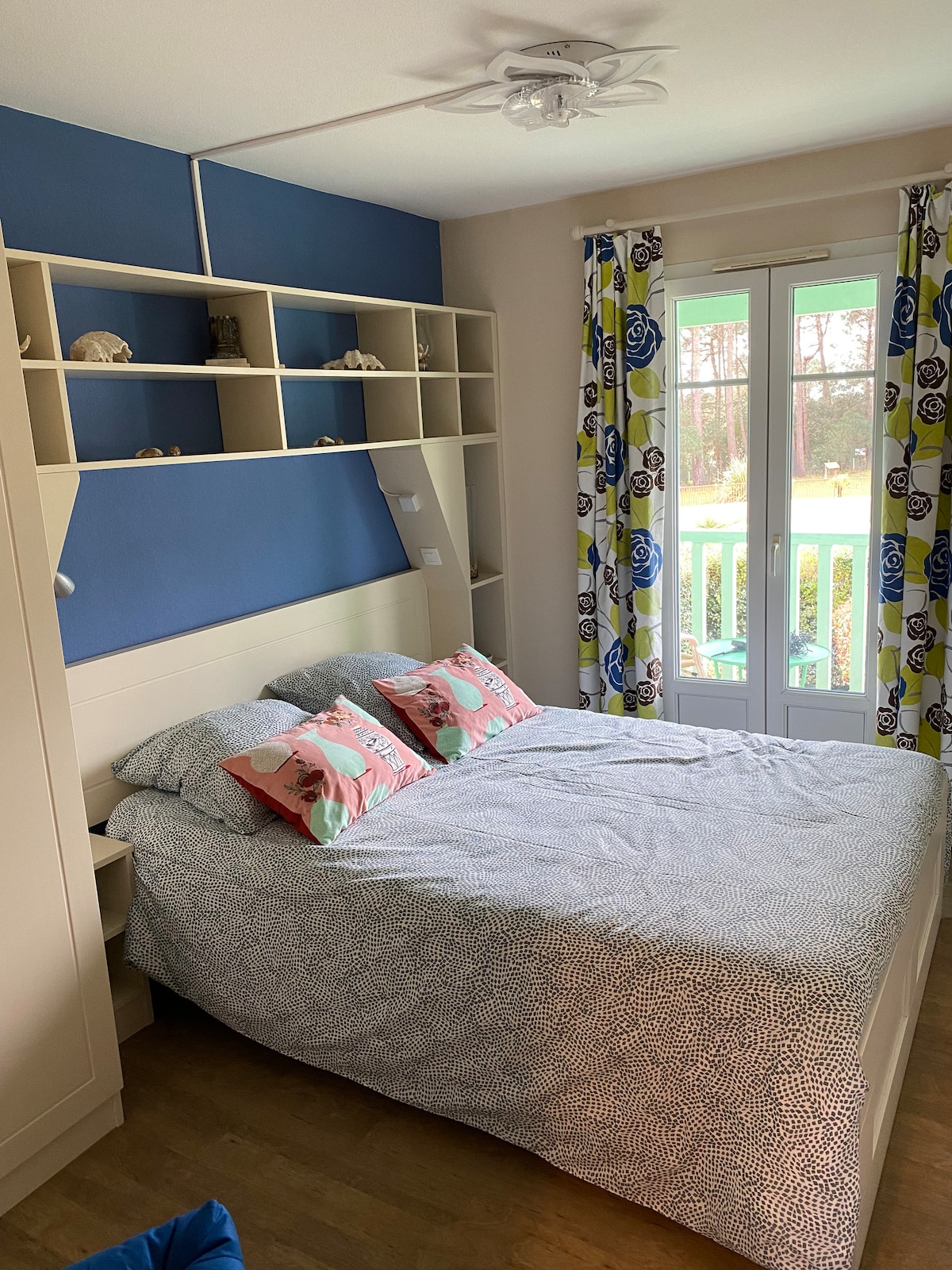 ห้องนอน 1 เป็นห้องนอนที่ใหญ่ที่สุด มันหันหน้าไปทางทิศใต้ มีเตียง (140x200) และตู้เสื้อผ้าพร้อมตู้เสื้อผ้า ไฟเพดานมีพัดลม