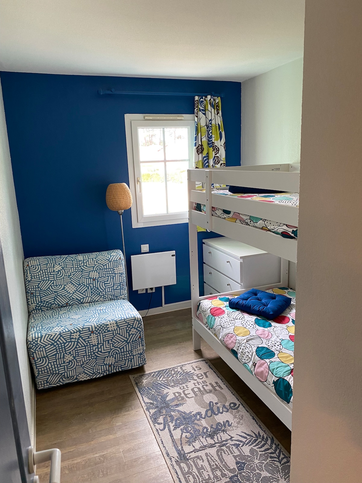 ห้องนอน 2 อยู่ริมสระว่ายน้ำด้วย มีตู้เสื้อผ้าเตียงสองชั้น (90x200) และเตียง BZ สำหรับ 1 คน (90x200) เตียง BZ ที่กางออกจะกลายเป็นเก้าอี้นวมเพื่อให้มีพื้นที่มากขึ้นในห้องนอน