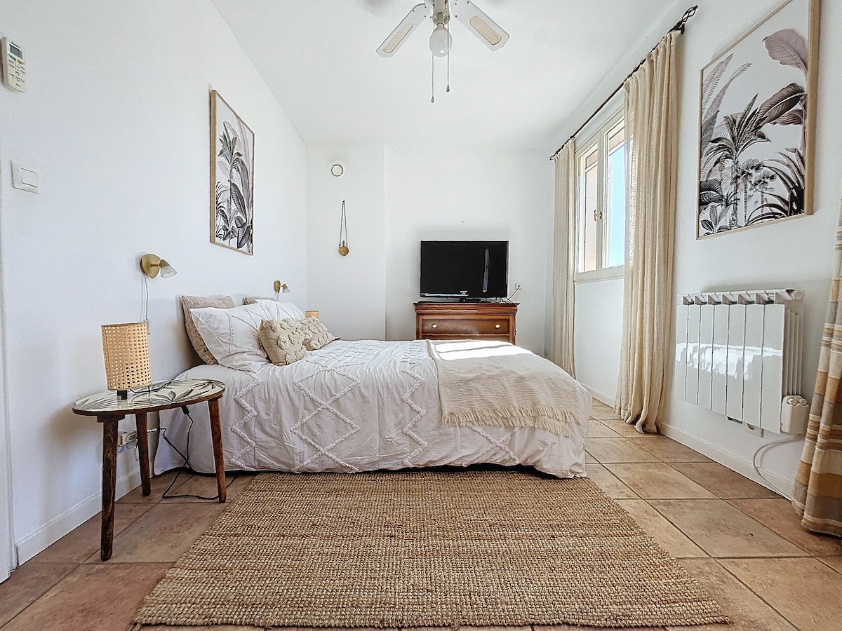 Kitanda cha watu wawili cha chumba cha kulala 160cm
(Master Bedroom)