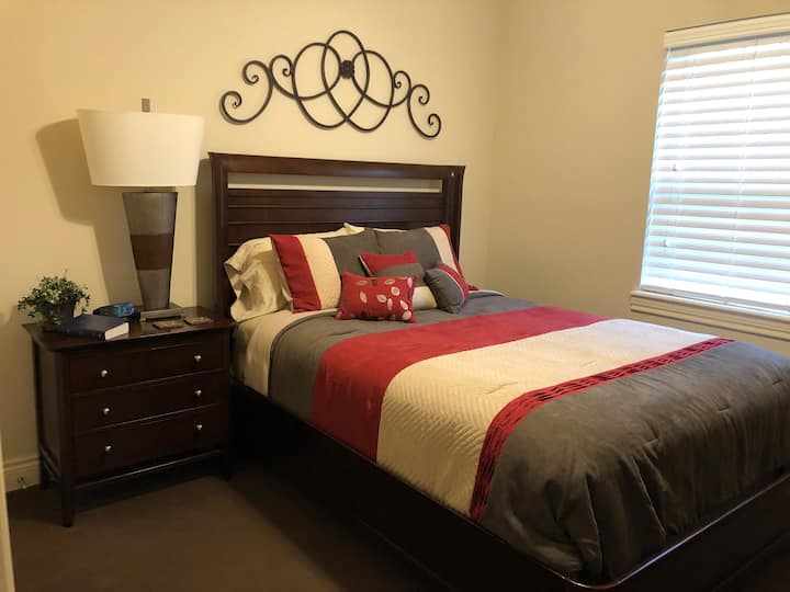 Lit queen size confortable dans chacune des quatre chambres.