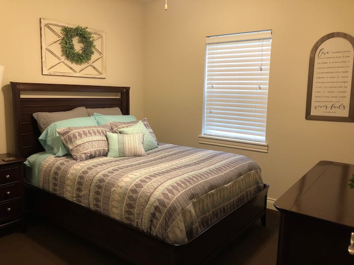 Lit queen size confortable dans chacune des quatre chambres.