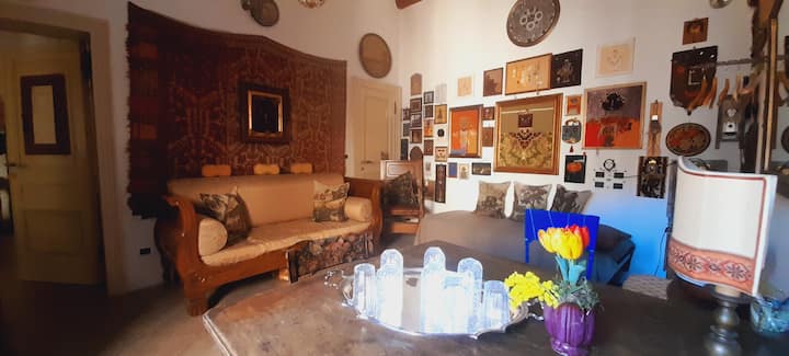 Sebule, ambayo inaweza kubadilishwa kuwa chumba cha kulala cha 2, ina vitanda 2 vya mtu mmoja pia vinavyofaa kwa watu wazima  , meza yenye viti vitatu bora kama kituo cha kazi  na kufurahia kifungua kinywa .
