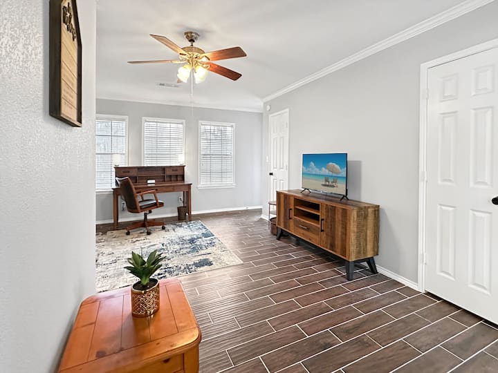 Трансформирајте ја оваа просторна спална соба во вашиот врвен повеќефункционален простор! Со целосен тоалет со луксузни мермерни плочки и туш кабина, оваа соба е совршена за игра, работа или релаксација.