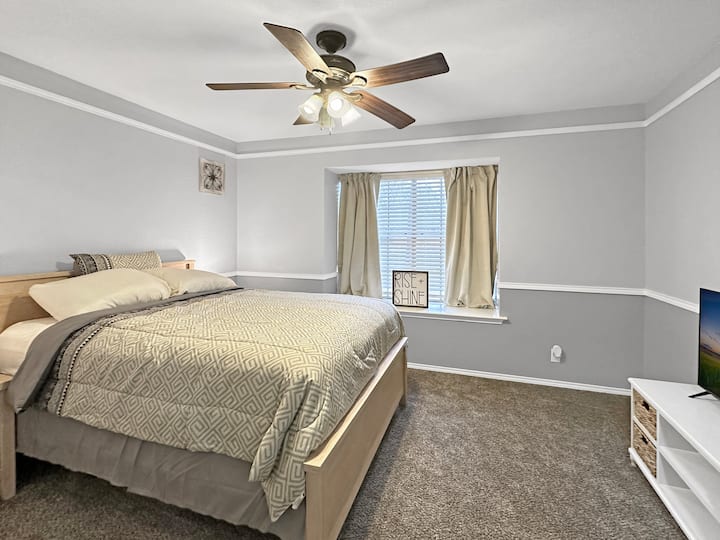 Спална соба 2, удобен рај дизајниран за удобност и практичност. Врвот на оваа соба е шармантно седиште до прозорецот.

40-инчен паметен телевизор Roku поставен на стилски креденца со прегради за складирање нуди опции за забава за облека или игри.