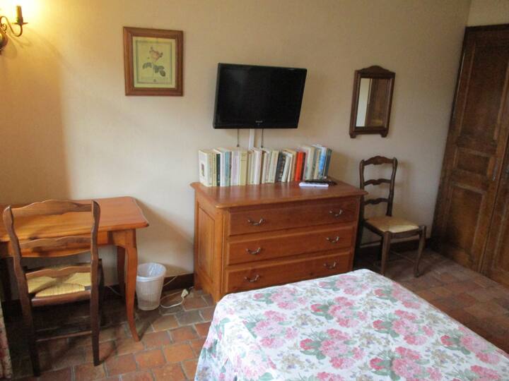 спалня на приземния етаж. Кътче за скрин и телевизор с дистанционно управление на спалня две, имайте предвид, че към това е прикрепено второ единично легло: спалня за двама души.