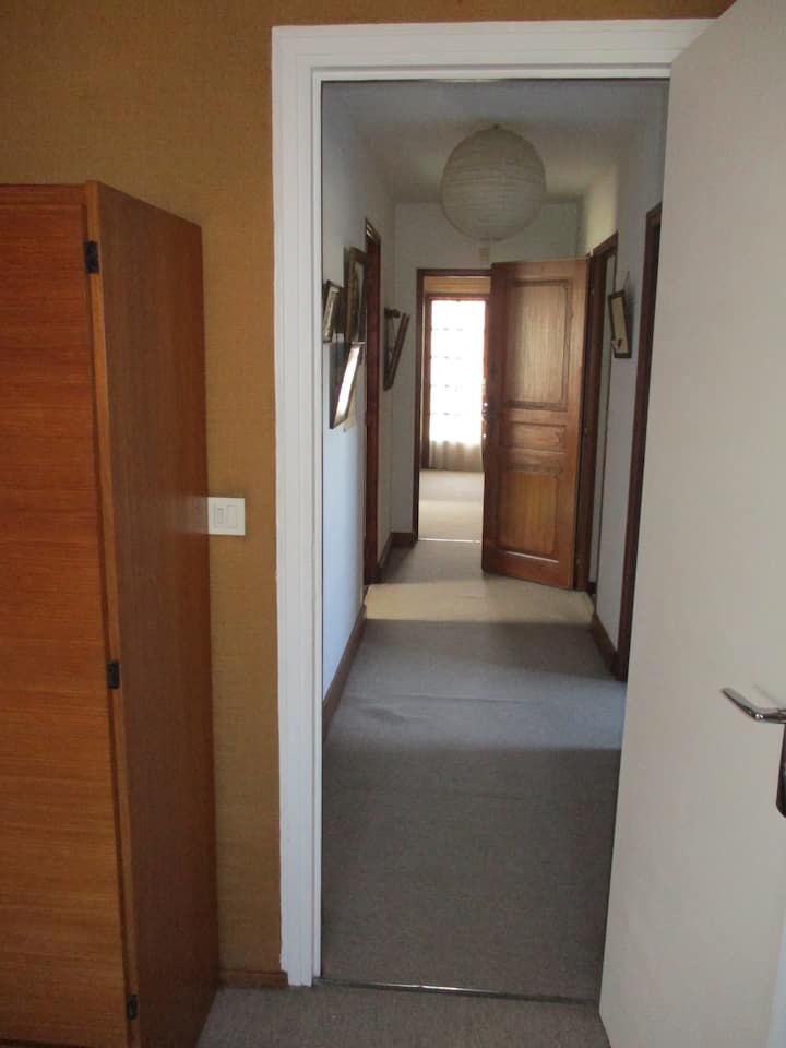 през изглед към пода: коридор от лявата спалня. Виждаме в задната спалня вдясно, която има прозорец. 