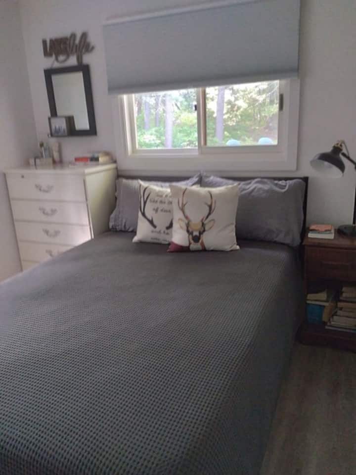 Spavaća soba s bračnim krevetom