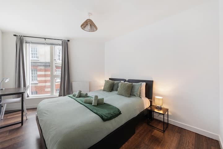 Prostrana spavaća soba s radnim stolom od kuće