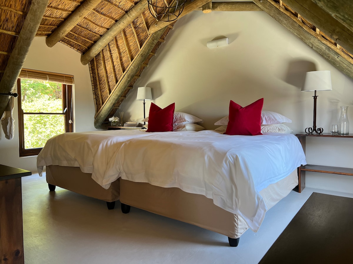 Onze twee eenpersoonsbedden kunnen ook worden opgemaakt tot EEN superduper kingsize bed met prachtig katoenen beddengoed. Extra kussens en dekens beschikbaar. Je vindt elektrische dekens op bedden tijdens de wintermaanden en een vrijstaande verwarming ook op deze verdieping.  