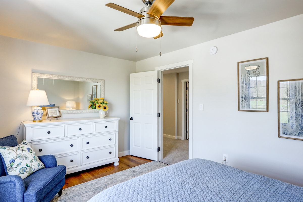 Slaapkamer 1. Queensize bed met grote ramen op het noorden