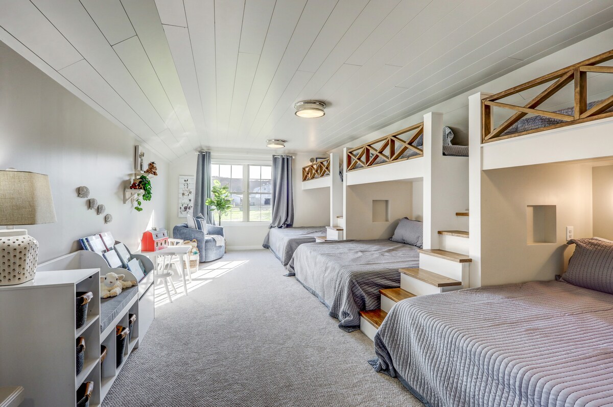 De grote kamer / 3 stapelbedden /  eenpersoonsbed boven kingsize
Veel speelgoed en spelletjes