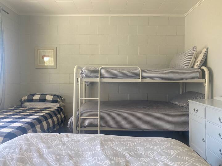 เตียงควีนไซส์ 1 หลังเตียงเดี่ยว 1 หลังและเตียงเดี่ยว 1 หลัง 