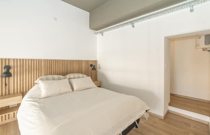 ✨Cama de dos plazas con mesas de luz y lámparas  para ambos huéspedes. 

✨Incluye un cómodo vestidor  para tu comodidad. ¡Perfecto para descansar y sentirte como en casa! 

✨ #Comodidad #Descanso #EstanciaPerfecta”

Beemyhost 