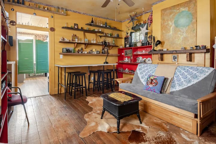 Prilagođene spašene police od drva u Ohiu i Licking Riveru i lokalno pronađene boce.