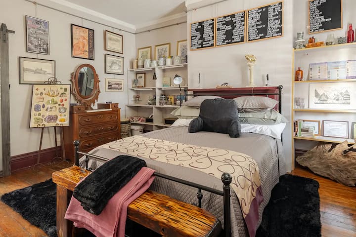 Hibridni madrac veličine Queen. Jastuk za čitanje i luksuzna posteljina.