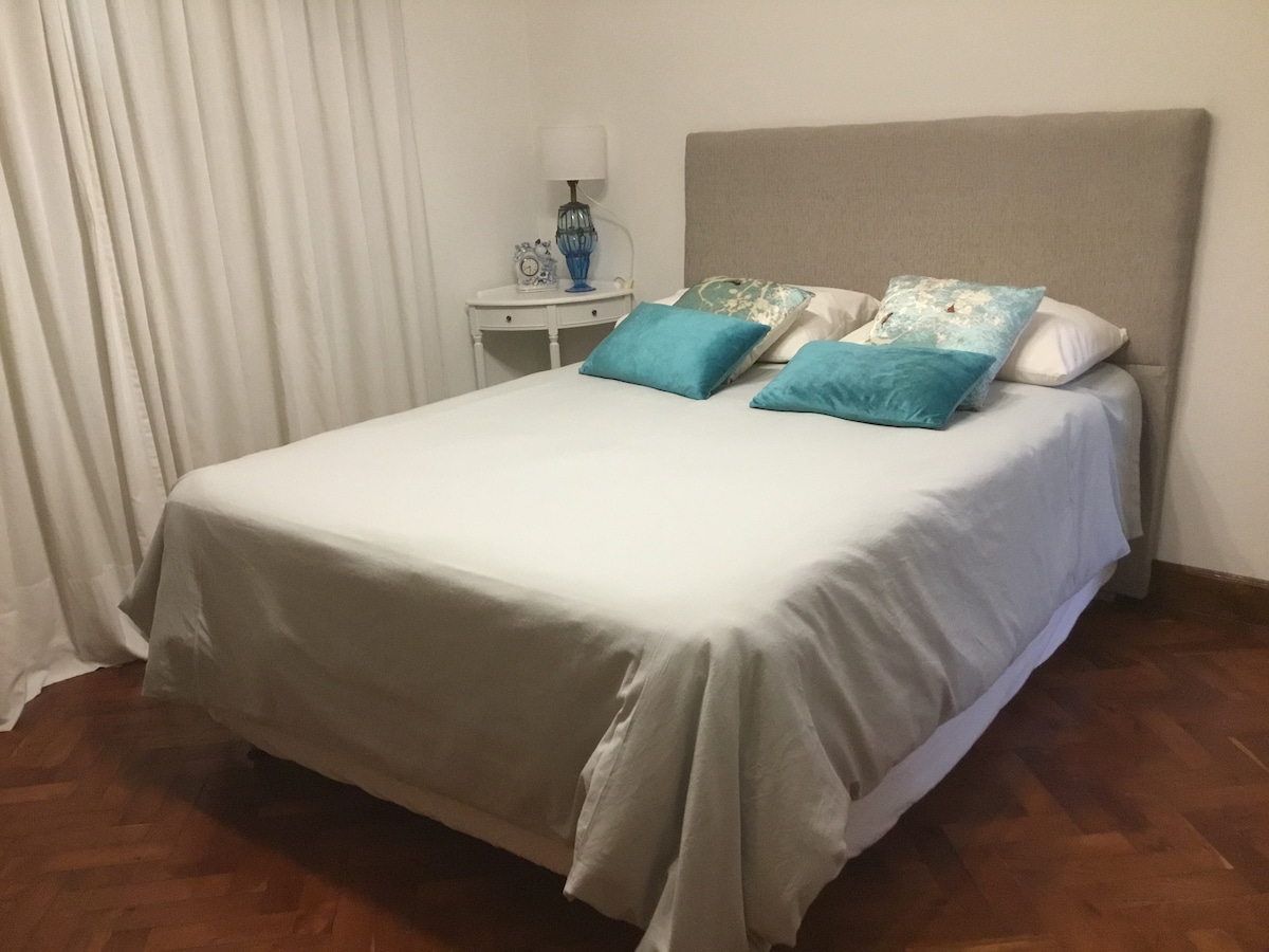 חדר שינה מרווח ומואר.  וילונות ואפלה למנוחה טובה.