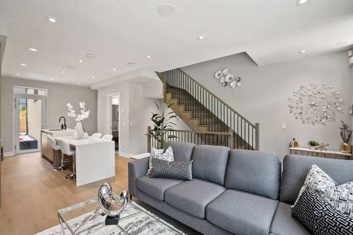 Stunning Home Downtown Toronto! gallery image 5