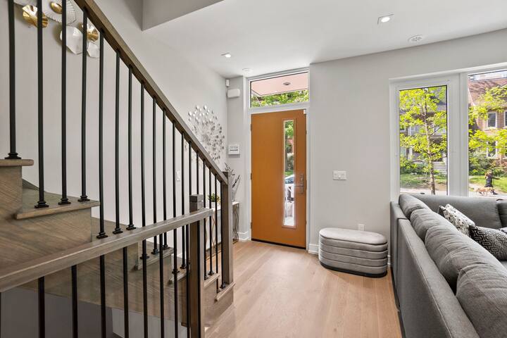Stunning Home Downtown Toronto! gallery image 4