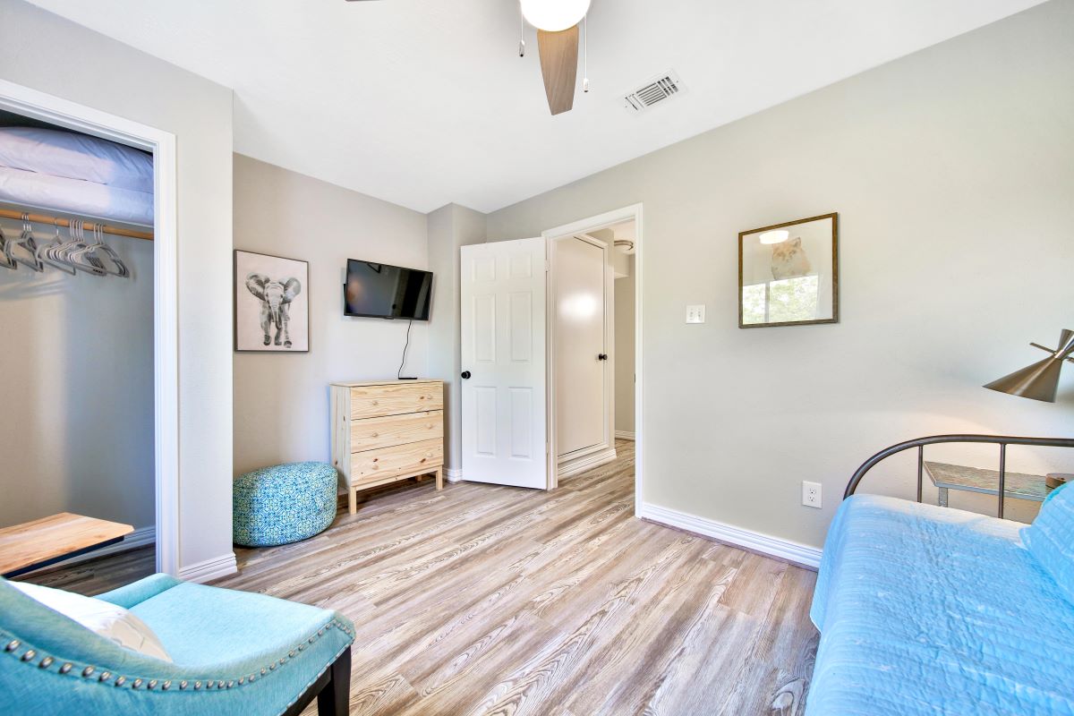 ห้องนอนนี้อยู่ชั้นบนและมีเตียงเดี่ยวพร้อมเตียงเลื่อนด้านล่าง เตียงเลื่อนสามารถดึงขึ้นและล็อคเพื่อทำให้เป็นเตียงขนาดคิงไซส์ได้ โปรดดูรูปที่สอง