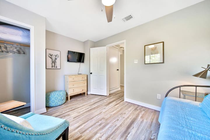 Ეს საძინებელი მდებარეობს ზედა სართულზე და აქვს ორადგილიანი საწოლი, რომლის ქვეშაც არის Trundle. Ამას გარდა, ჩაღრმავება და ჩაკეტვა შესაძლებელია დიდი ზომის საწოლის დასამზადებლად. Იხილეთ მეორე სურათი