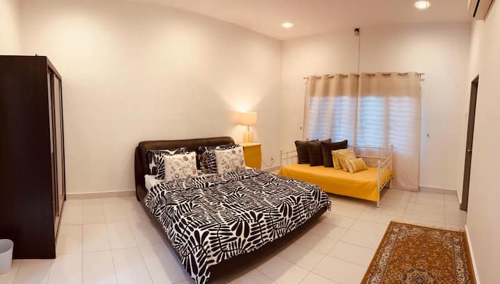 غرفة نوم رئيسية بسرير كبير وسرير نهاري.  