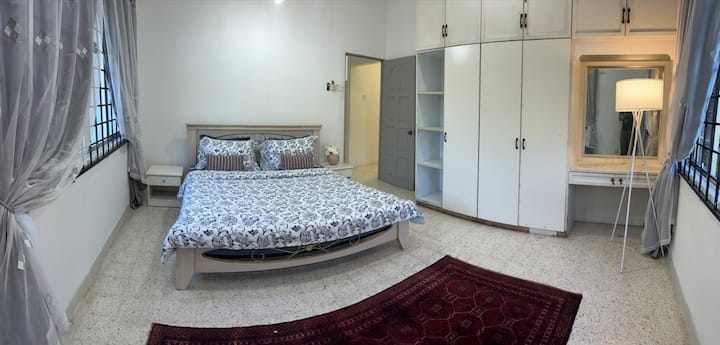 غرفة نوم 3 بسرير بحجم كبير.