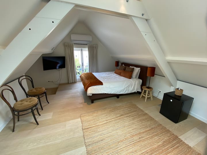 Garden Attic - Marie - Brujas