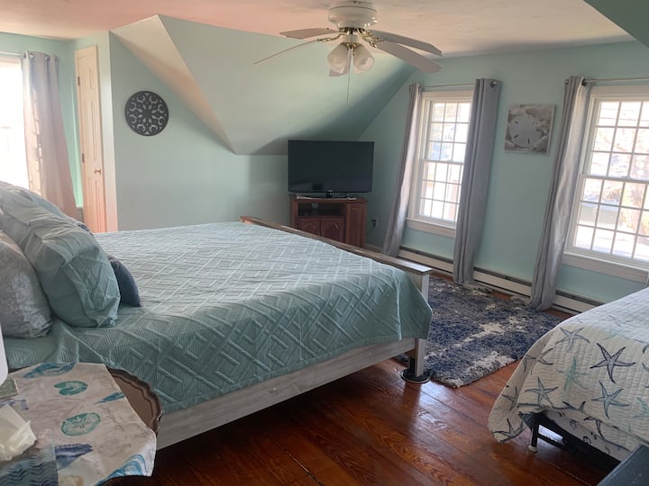 Hoofdslaapkamer - meer dan voldoende ruimte om te verspreiden, toegang tot streamingdiensten en opslag voor al je kleding/bagage.