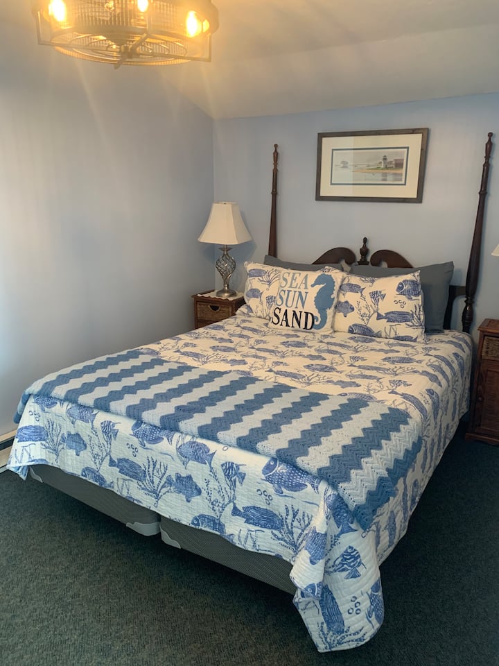 Lichte en luchtige tweede slaapkamer met queensize bed - "the Lighthouse Room"