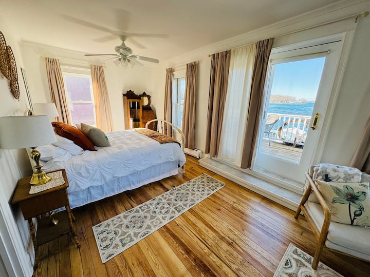 חדר שינה ראשי עם פינת ישיבה המשקיף על האגם.