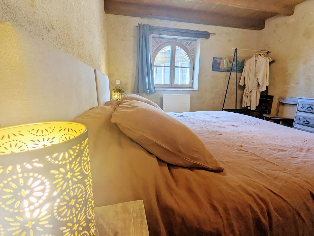 Dhomë gjumi në katin përdhes. 
Krevati dopio "King size" 180x190 
mund të jetë sipas kërkesës, e instaluar në 
2 krevate të veçantë me vlerë 90x190.