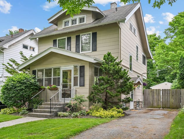 Centrally located N. Winton/Browncroft Full Home! gallery image 2