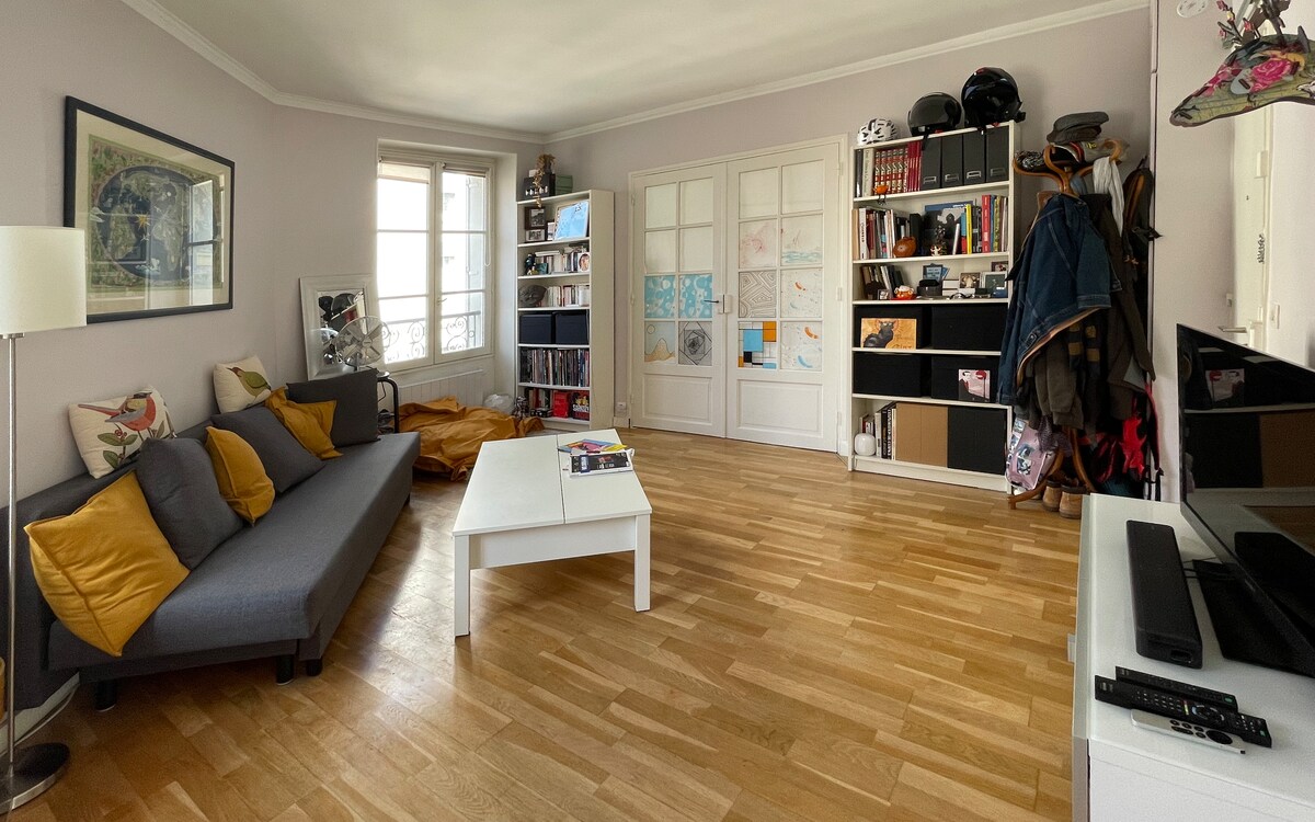 Top performing Airbnb: Cozy & Sunny Parisian Suite, near parking. in Paris 13e Arrondissement