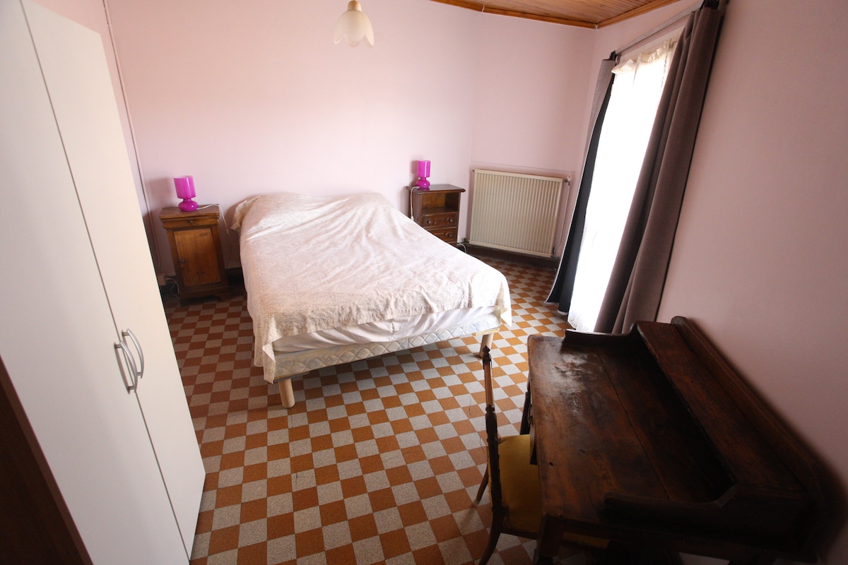 2. kat:
1 krevet za 2 osobe 140 X 190
1 ormarić
1 ured

⚠️​ Posteljina i ručnici nisu osigurani