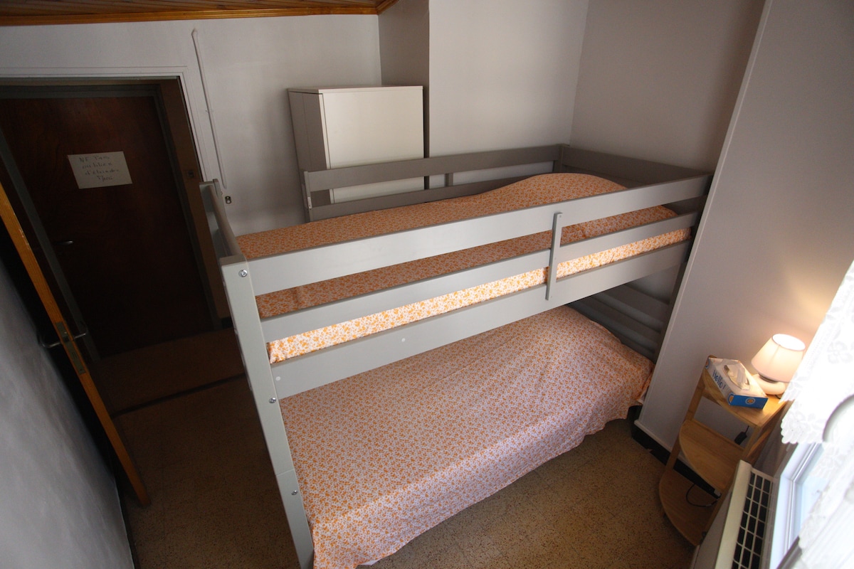 2. kat:
CH 3 : 1 krevet na kat 90x190
+ Mali ormar

⚠️​ Posteljina i ručnici nisu osigurani