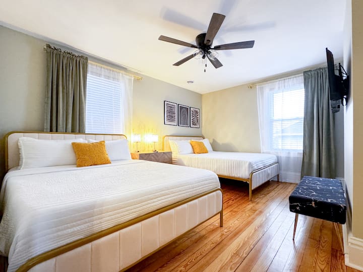 Dormitorio #3 del segundo piso con 2 camas tamaño queen y TV inteligente de pantalla plana. 