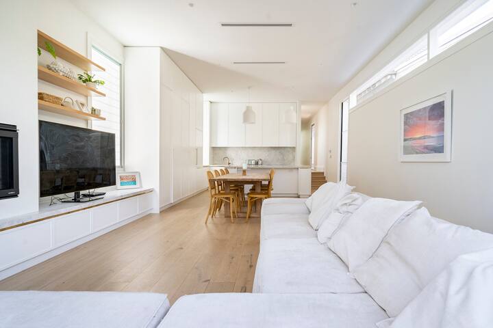 Luxury designer home in the heart of Bondi Beach! gallery image 3