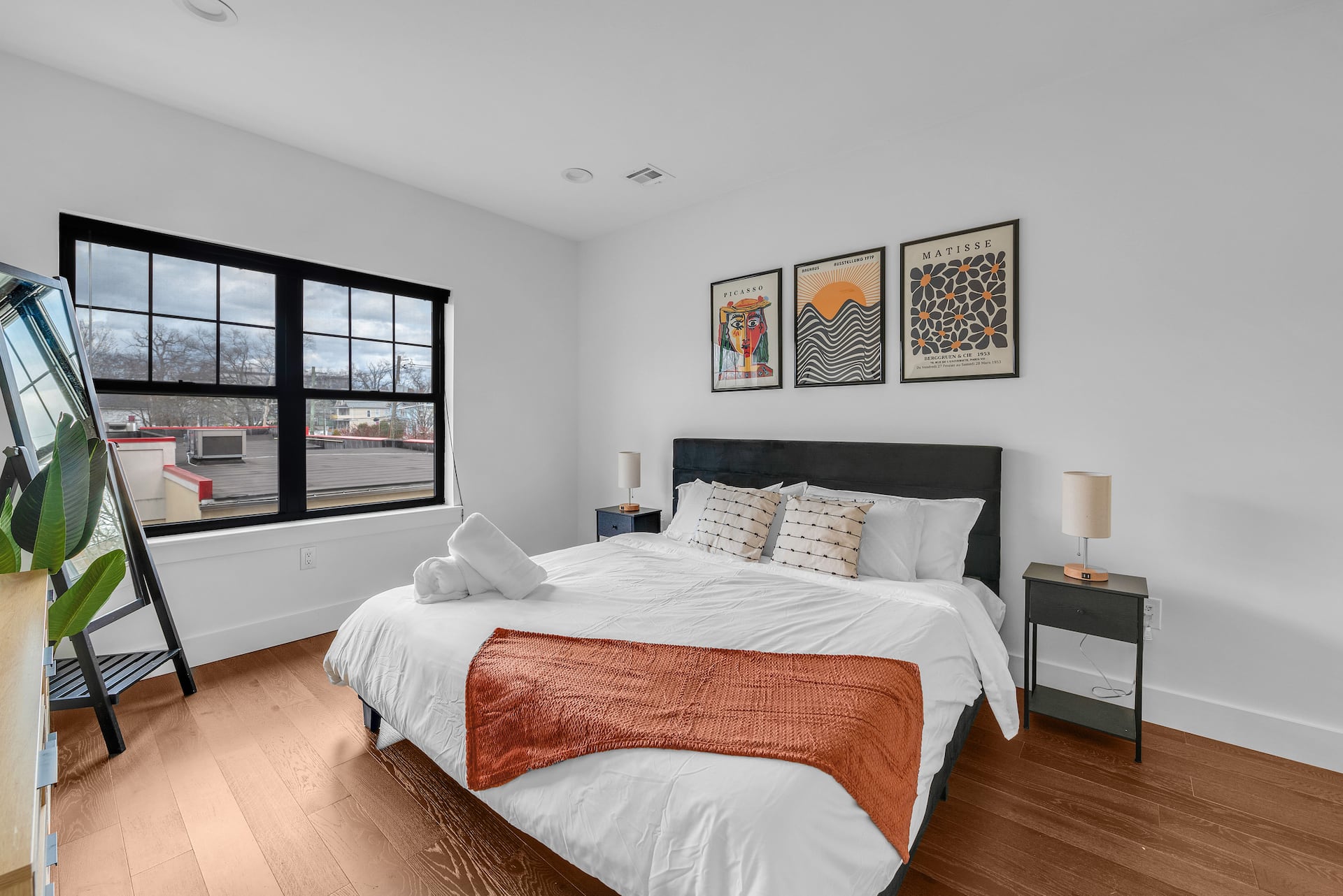LUX 1BR: Gym, long term king bed , Free Parking!