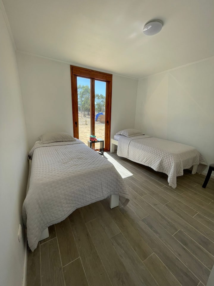 1. spavaća soba s dva odvojena kreveta i stolom. 