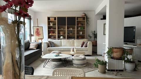 Large Guest House Apartment with Free Parking