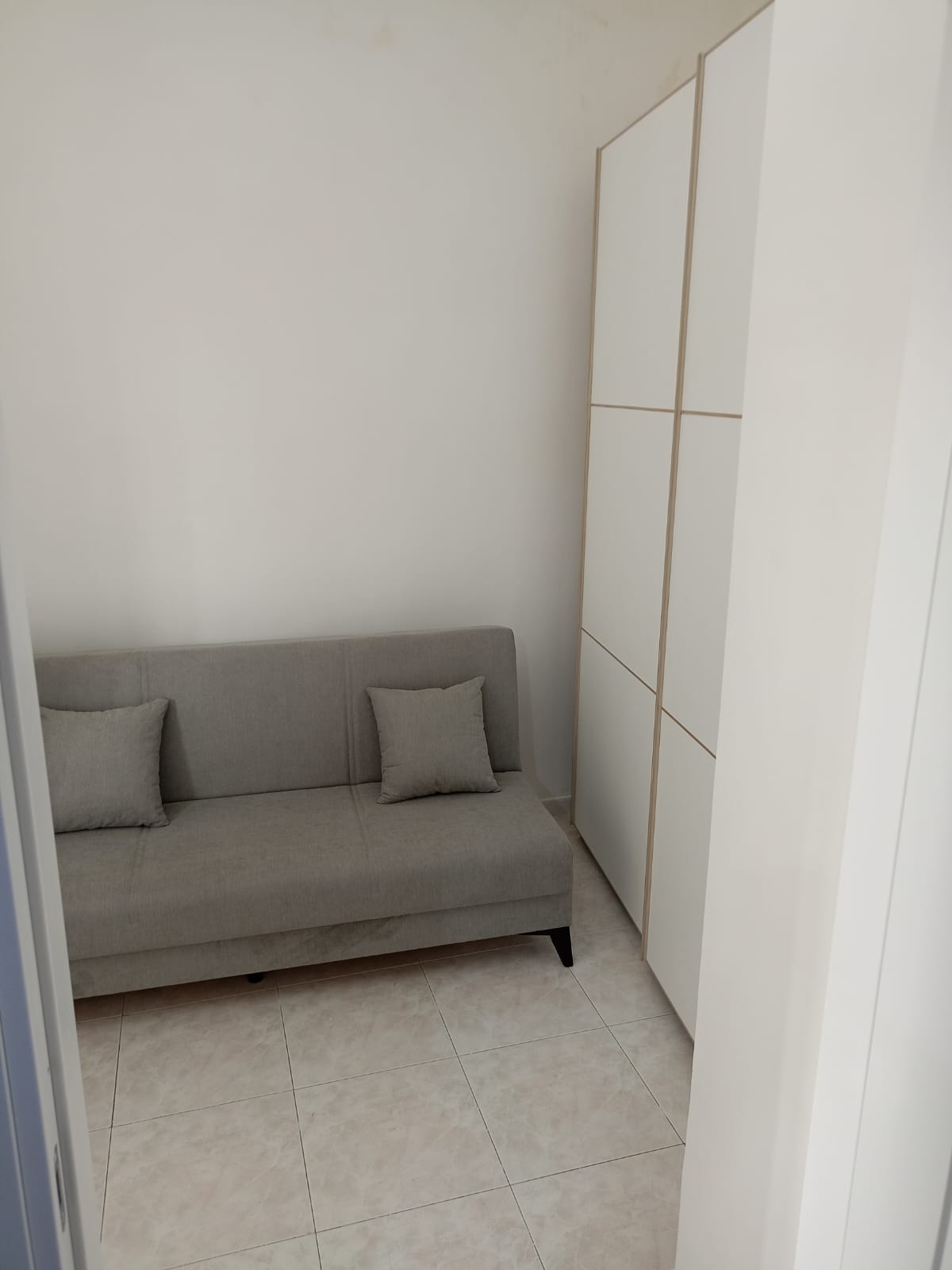 armario grande con puertas correderas con 2 puertas y un sofá cama ( x 1 persona )