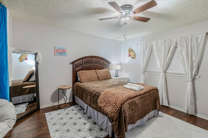 Ulazak u ovu udobnu spavaću sobu okupanu toplim sjajem sunčeve svjetlosti. Kombinacija popodnevne sunčeve svjetlosti, udobnog namještaja i mirnog ambijenta stvara utočište u kojem možete pobjeći i uživati u trenucima smirenosti i pomlađivanja. 