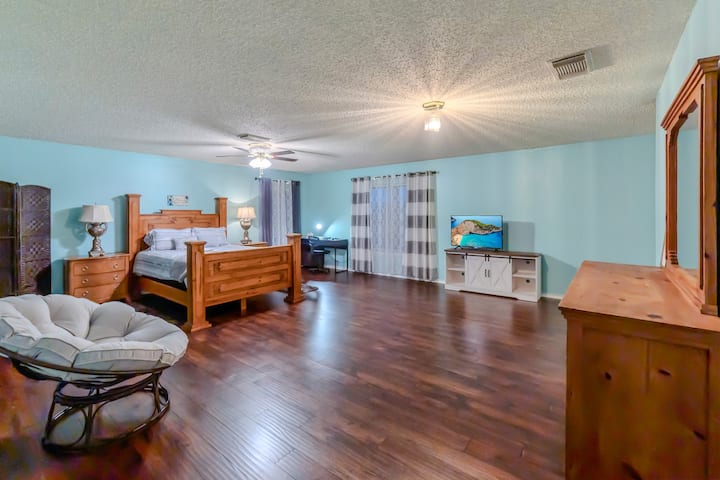 U ovoj vrlo velikoj spavaćoj sobi, kombinacija udobnosti, zabave i prirodne tople sunčeve svjetlosti koja preplavljuje prostoriju kroz velike prozore, stvara utočište u kojem se možete opustiti, pomladiti i uživati u mirnim trenucima sa stilom. 