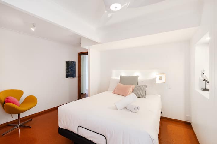 Another comfortable and fresh queen bedroom here at Amethyst