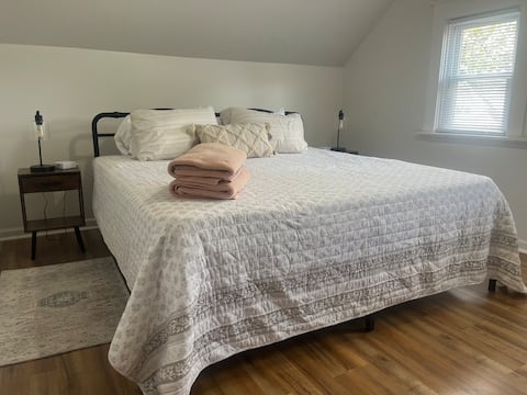 Popular Airbnb listing: Diamond in the "ruff" pet friendly upper unit in Cheektowaga