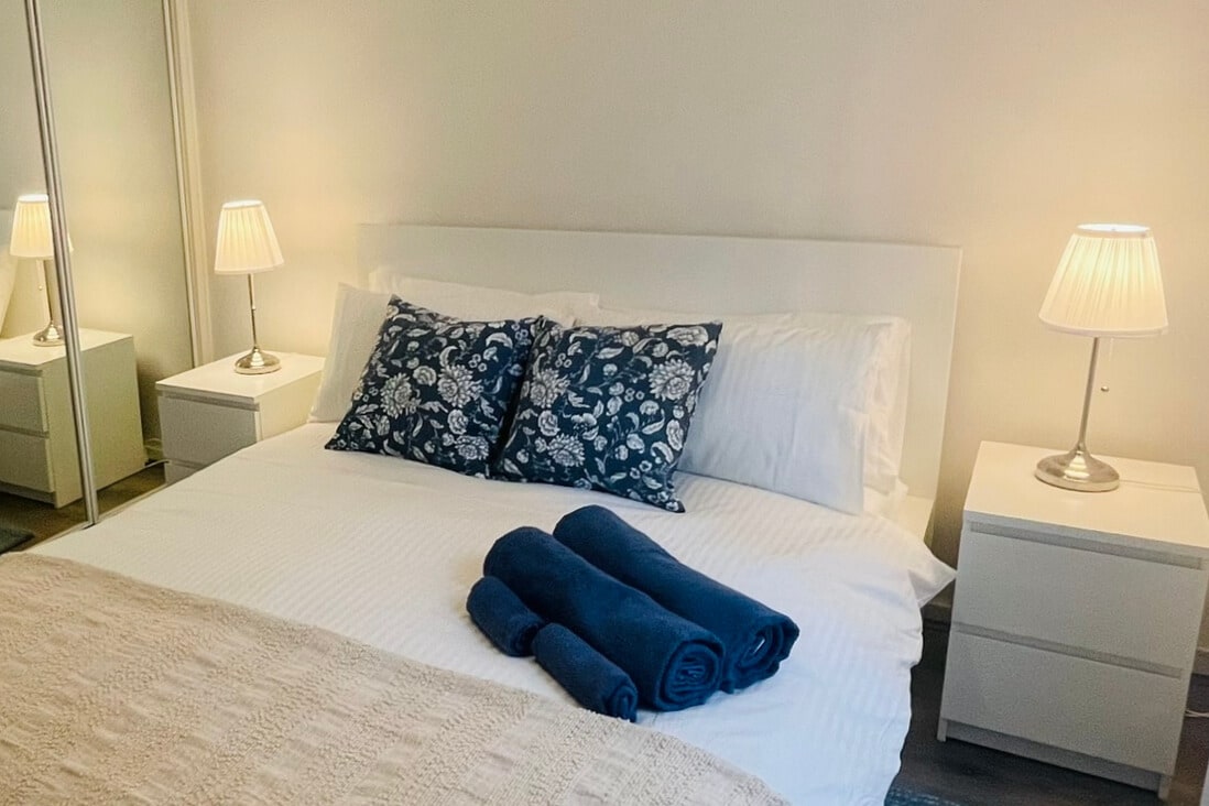 Спалня с вграден гардероб и голям скрин