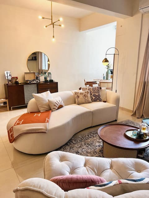 Stylish Living in Heart of HK